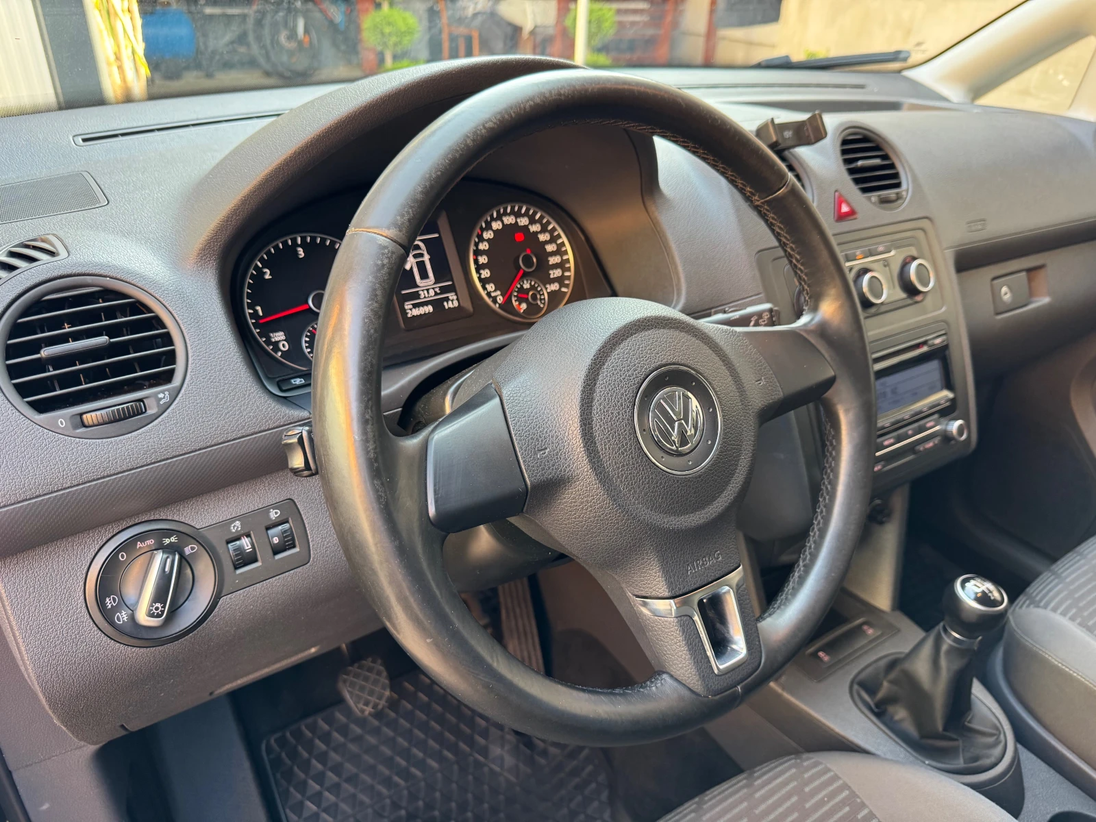 VW Caddy 1.6TDi-Maxi, снимка 11 - Автомобили и джипове - 55178334