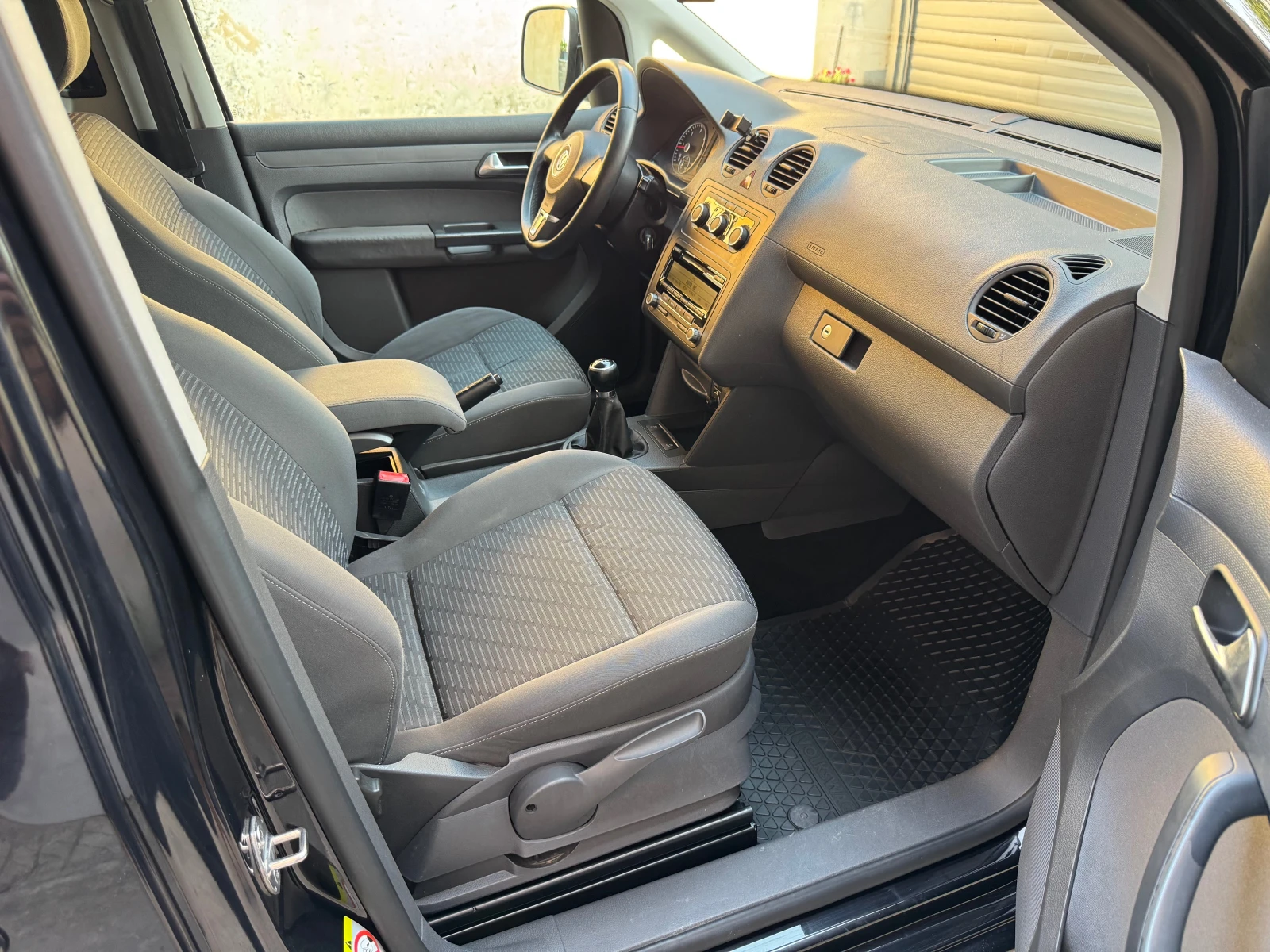 VW Caddy 1.6TDi-Maxi, снимка 8 - Автомобили и джипове - 55178334