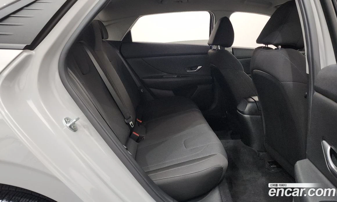 Hyundai Elantra 1.6 Smart, снимка 17 - Автомобили и джипове - 55972750