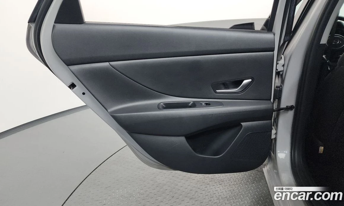 Hyundai Elantra 1.6 Smart, снимка 15 - Автомобили и джипове - 55972750