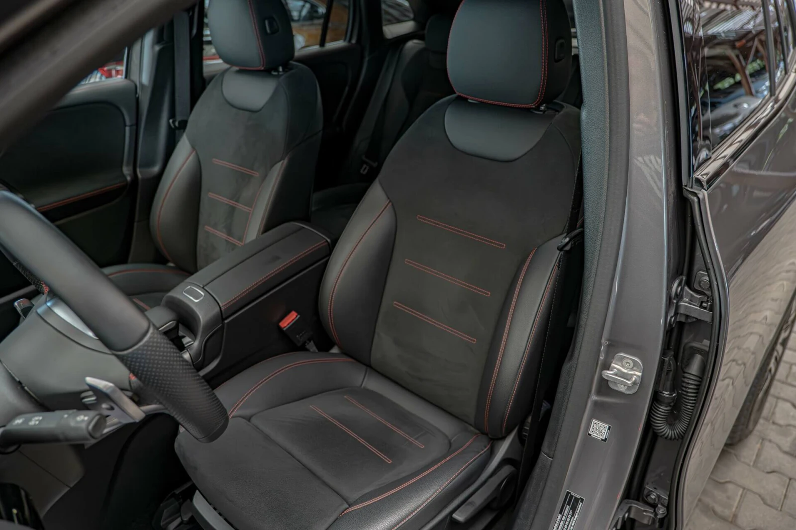 Mercedes-Benz EQA 300/AMG Line/4Matic/Ambient/MBUX/Подгрев/Камера, снимка 9 - Автомобили и джипове - 54758983