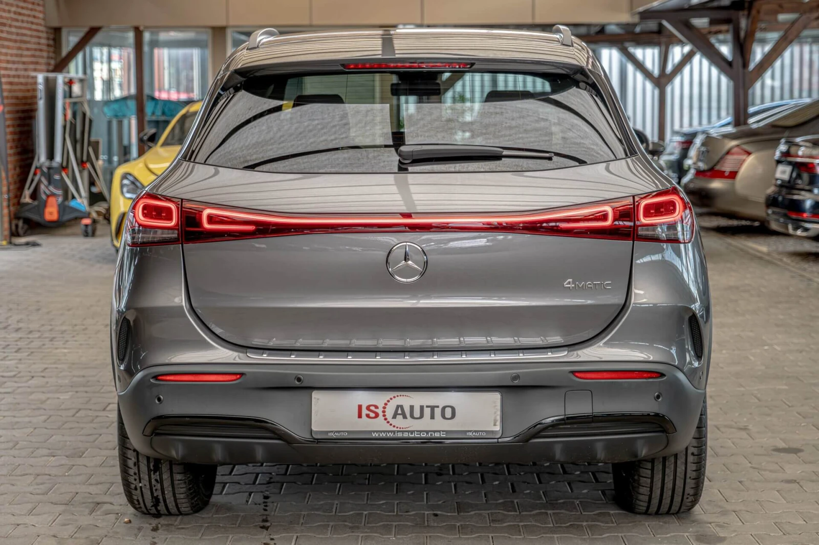 Mercedes-Benz EQA 300/AMG Line/4Matic/Ambient/MBUX/Подгрев/Камера, снимка 4 - Автомобили и джипове - 54758983