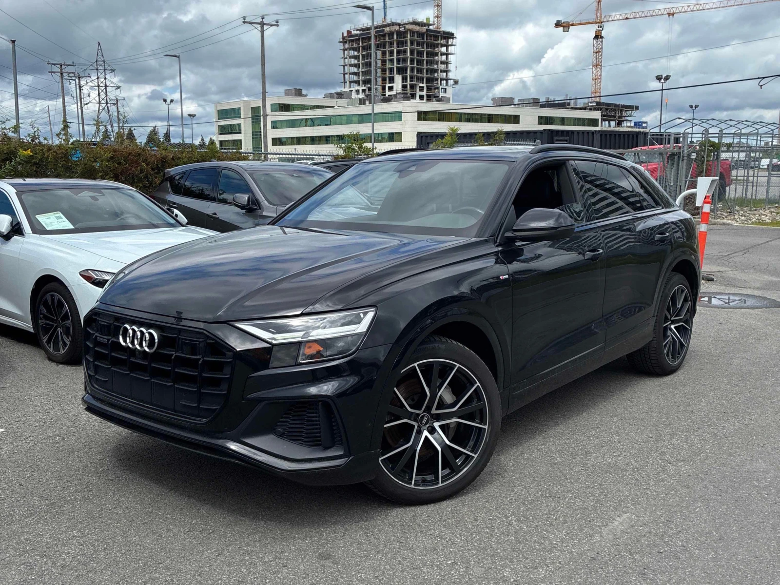 Audi Q8 * Progressiv * CARFAX * ОПЦИЯ ЗА ФИНАНСИРАНЕ , снимка 16 - Автомобили и джипове - 55850096