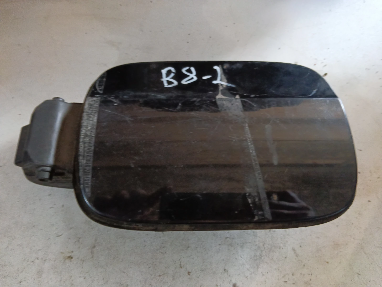 вратичка резервоар ЧЕРНА 8K0809999D Audi A4