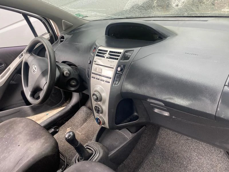 Toyota Yaris 1.0 i на части , снимка 16 - Автомобили и джипове - 44157130