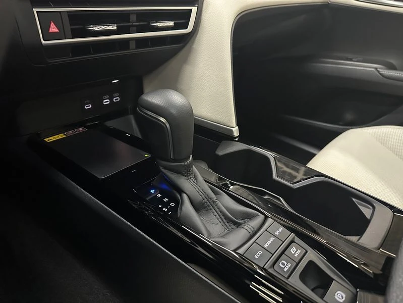 Toyota Camry 2.5 XLE Hybrid| 208к.с.| ВКЛ.ТЕХНОТЕСТ, снимка 9 - Автомобили и джипове - 55119926