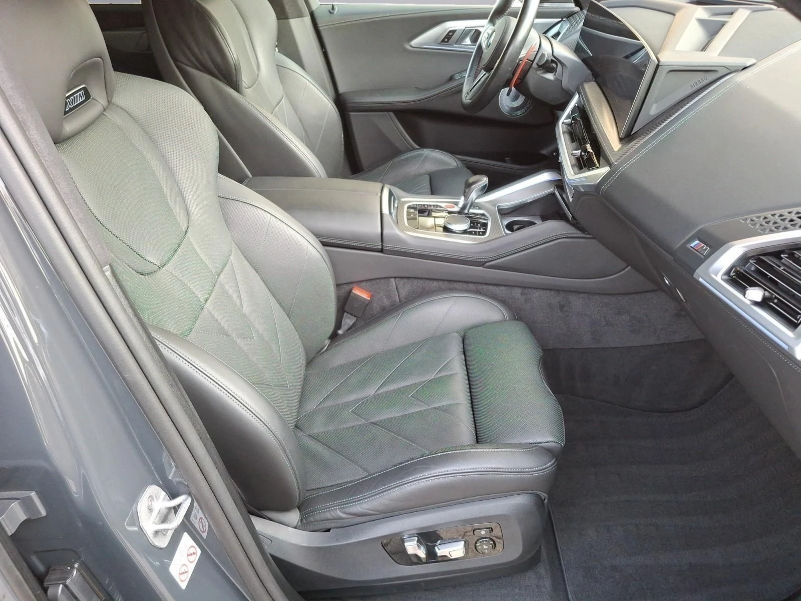 BMW XM 4.4 V8/PLUG-IN HYBRID/B&W/HEAD UP/ICONIC GLOW/, снимка 12 - Автомобили и джипове - 53810550