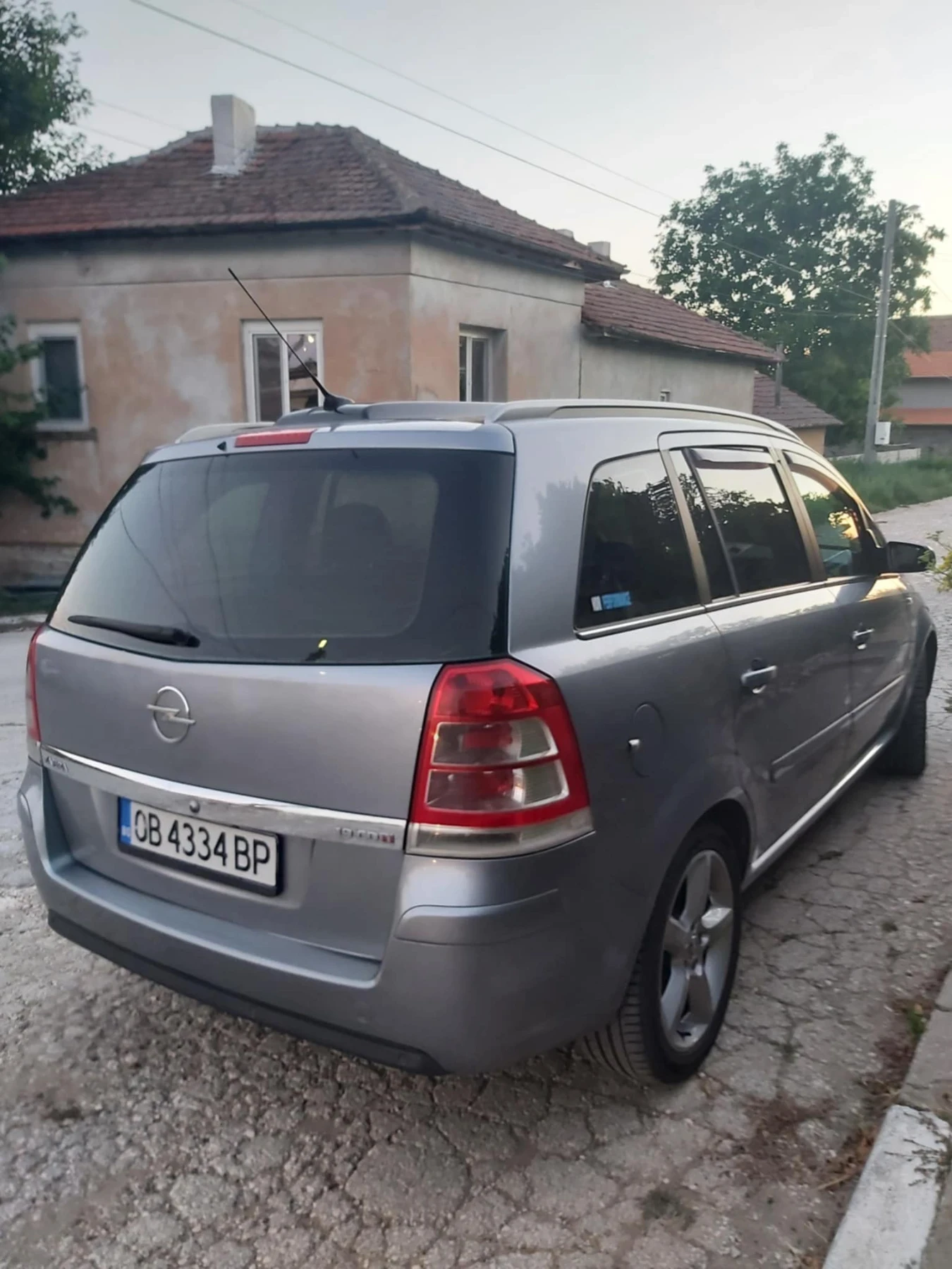 Opel Zafira 1.9CDTI, снимка 3 - Автомобили и джипове - 53841585