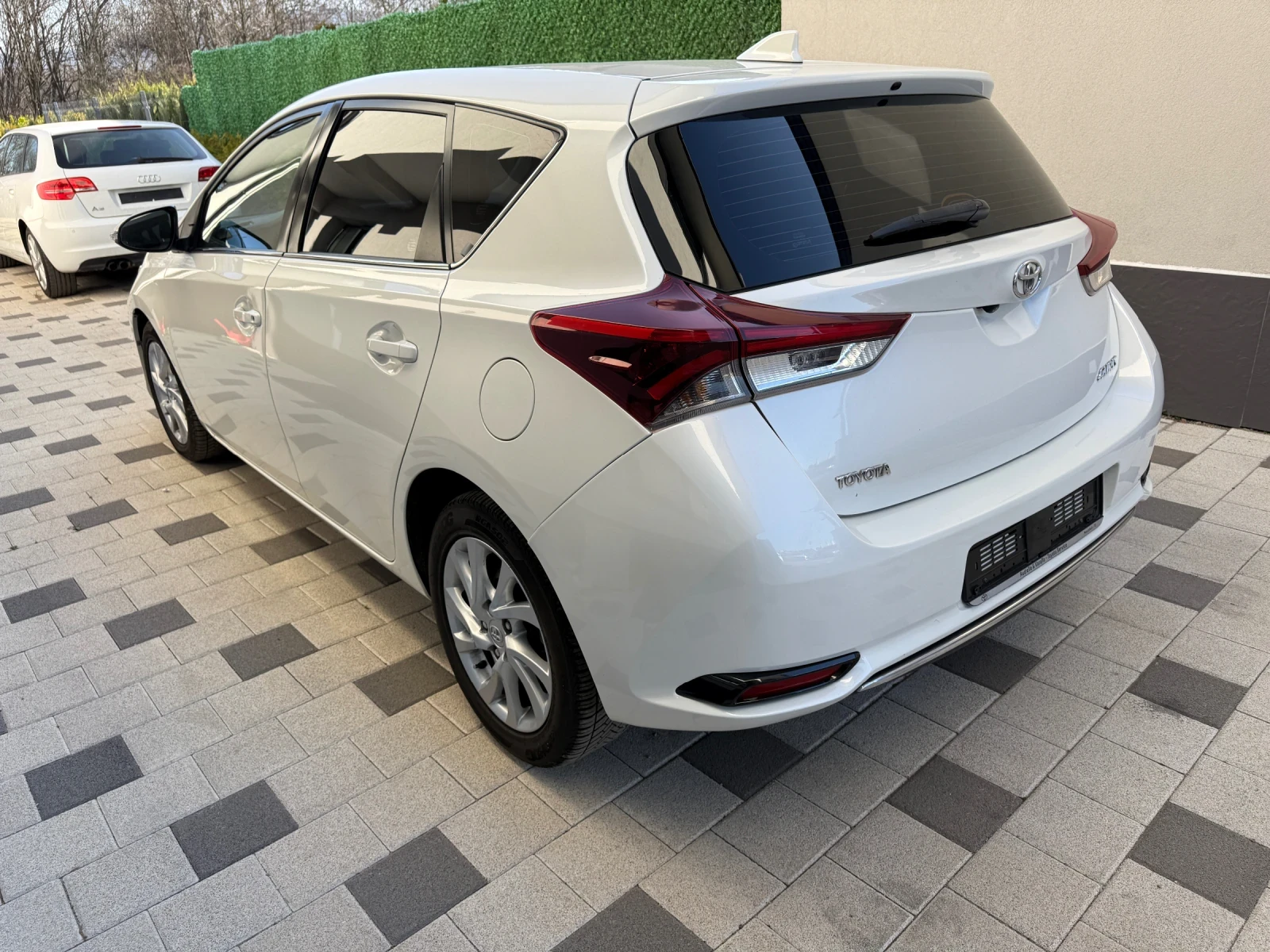 Toyota Auris 1.6 Diesel , euro 6b Facelift , снимка 4 - Автомобили и джипове - 53856651