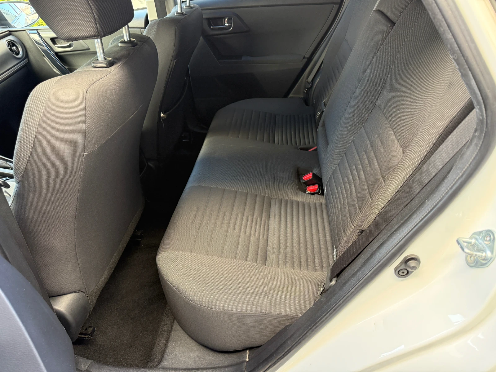 Toyota Auris 1.6 Diesel , euro 6b Facelift , снимка 15 - Автомобили и джипове - 53856651