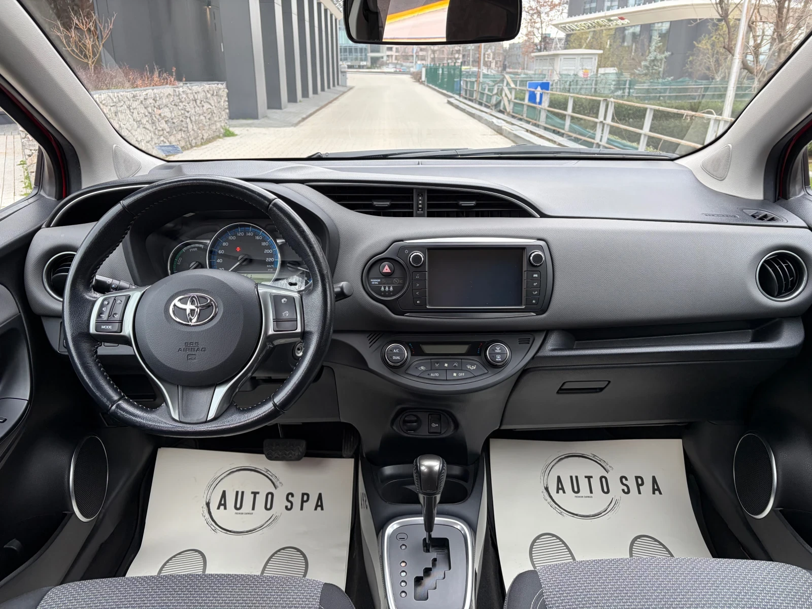Toyota Yaris 1.5 Hybrid e-CVT, снимка 10 - Автомобили и джипове - 54017832