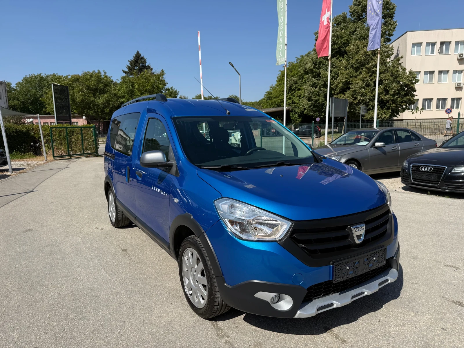 Dacia Dokker STEPWAY 1.2+ ШВЕЙЦАРИЯ+ НАВИ, снимка 2 - Автомобили и джипове - 55457047