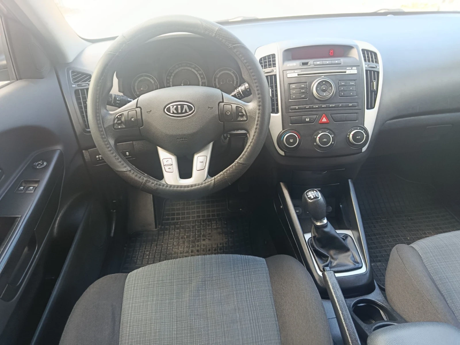 Kia Ceed 1.6 CRDI 90k, снимка 10 - Автомобили и джипове - 56056900