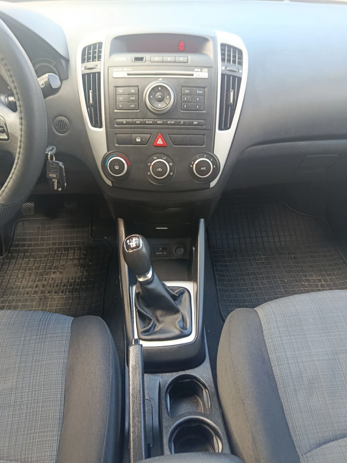 Kia Ceed 1.6 CRDI 90k, снимка 11 - Автомобили и джипове - 56056900