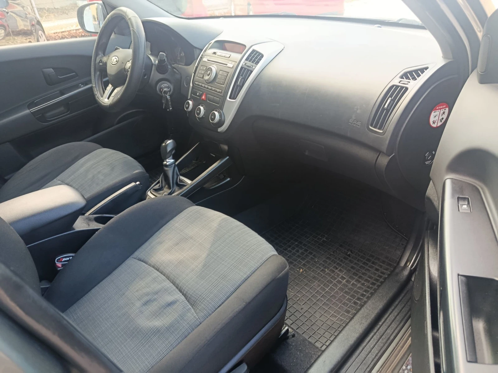 Kia Ceed 1.6 CRDI 90k, снимка 12 - Автомобили и джипове - 56056900