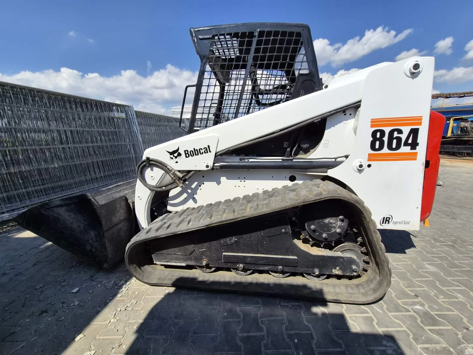 Мини челни товарачи Bobcat 864 НАЛИЧЕН