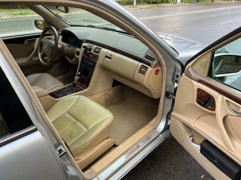 Mercedes-Benz E 200 Elegance, снимка 10 - Автомобили и джипове - 47490609