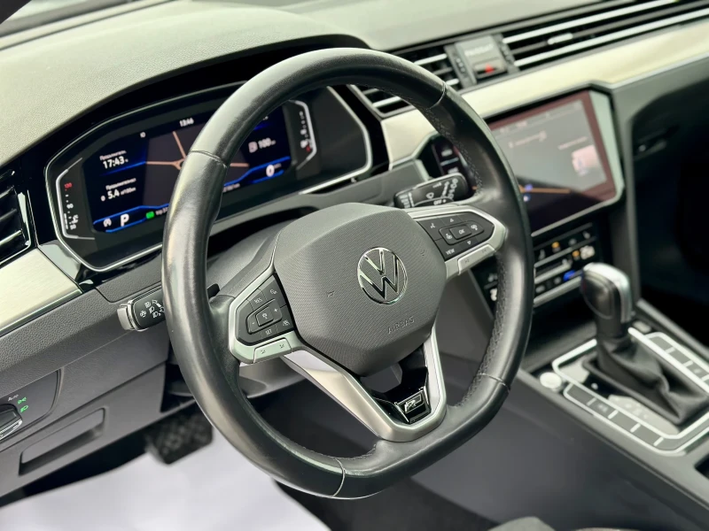 VW Passat 2.0 TDI :: R LINE::IQ LED ФАР::PANORAMA::DISTRONIK, снимка 11 - Автомобили и джипове - 48165769