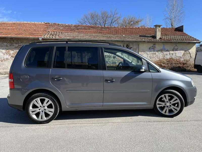 VW Touran Перфектен, снимка 5 - Автомобили и джипове - 49419989