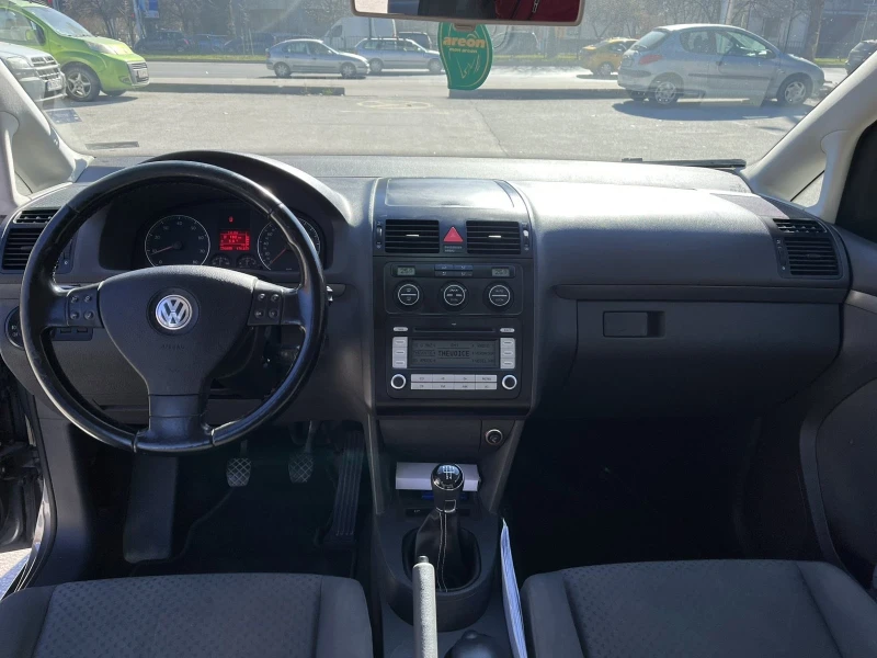 VW Touran Перфектен, снимка 6 - Автомобили и джипове - 49419989