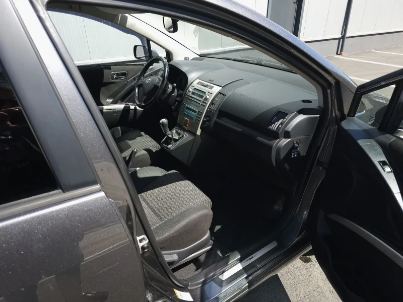 Toyota Corolla verso 2.2 D4D, снимка 10 - Автомобили и джипове - 52657812