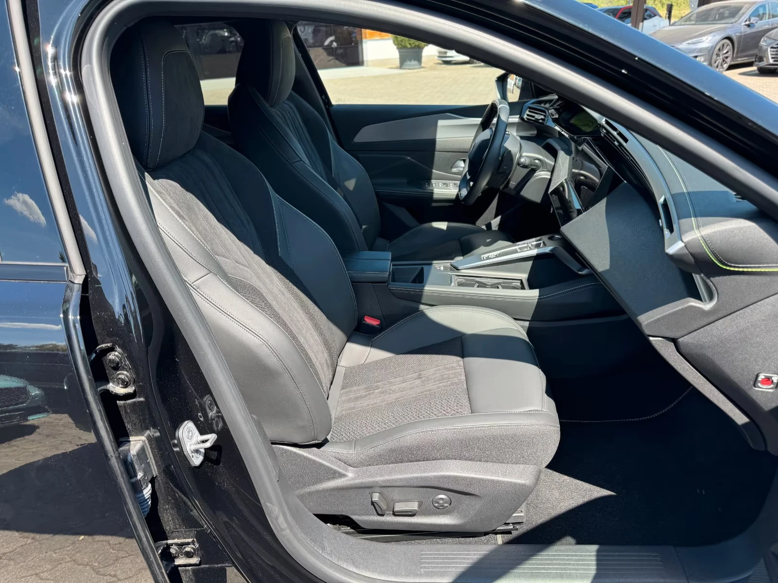 Peugeot 408 GT/PHEV 224HP/FOCAL/CAM/NAVI/296h, снимка 13 - Автомобили и джипове - 55261578