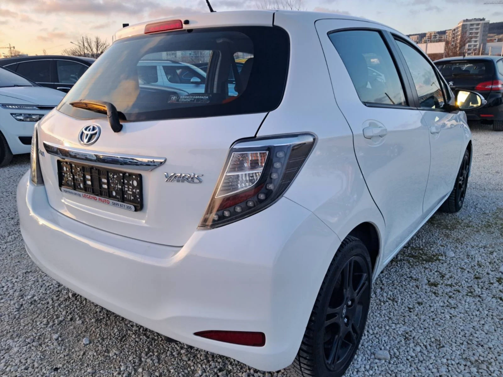 Toyota Yaris 1.5 HYBRID, снимка 4 - Автомобили и джипове - 53995272