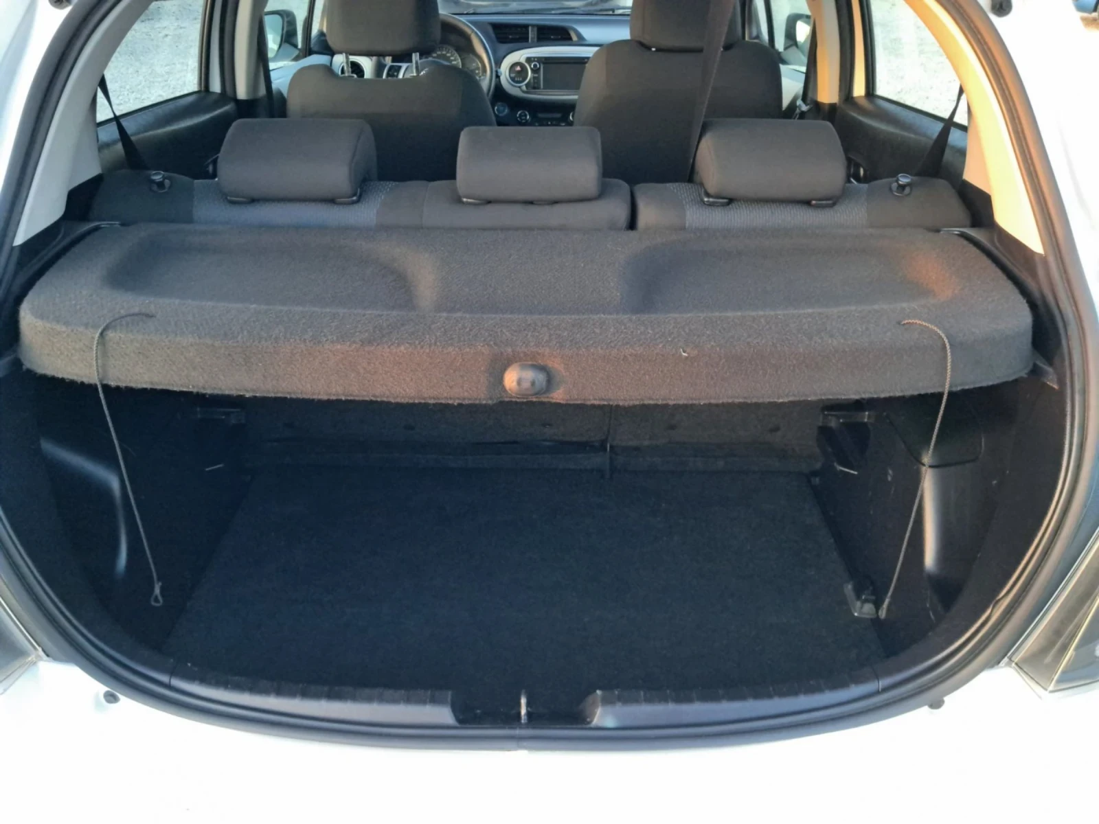 Toyota Yaris 1.5 HYBRID, снимка 13 - Автомобили и джипове - 53995272