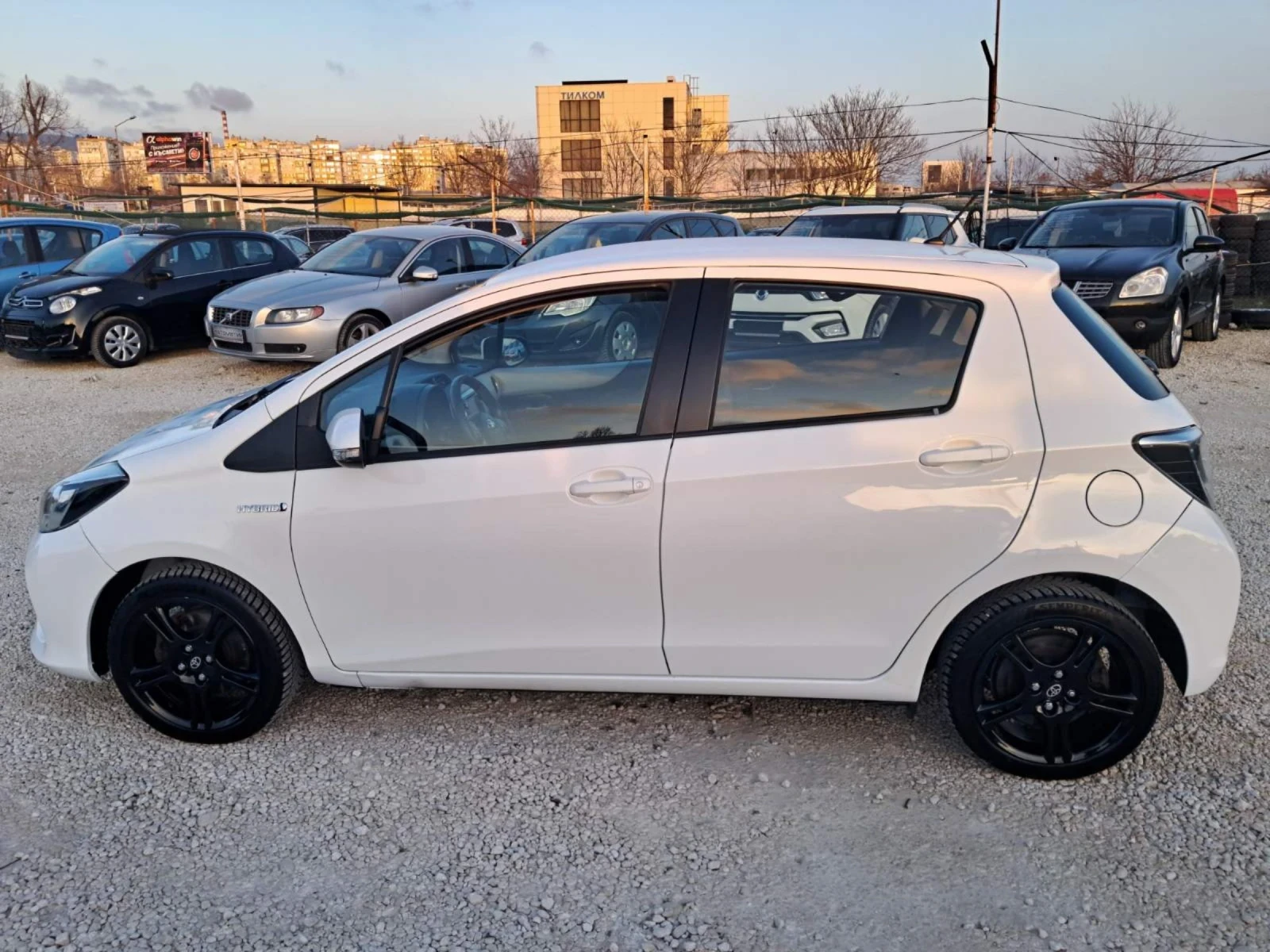 Toyota Yaris 1.5 HYBRID, снимка 8 - Автомобили и джипове - 53995272