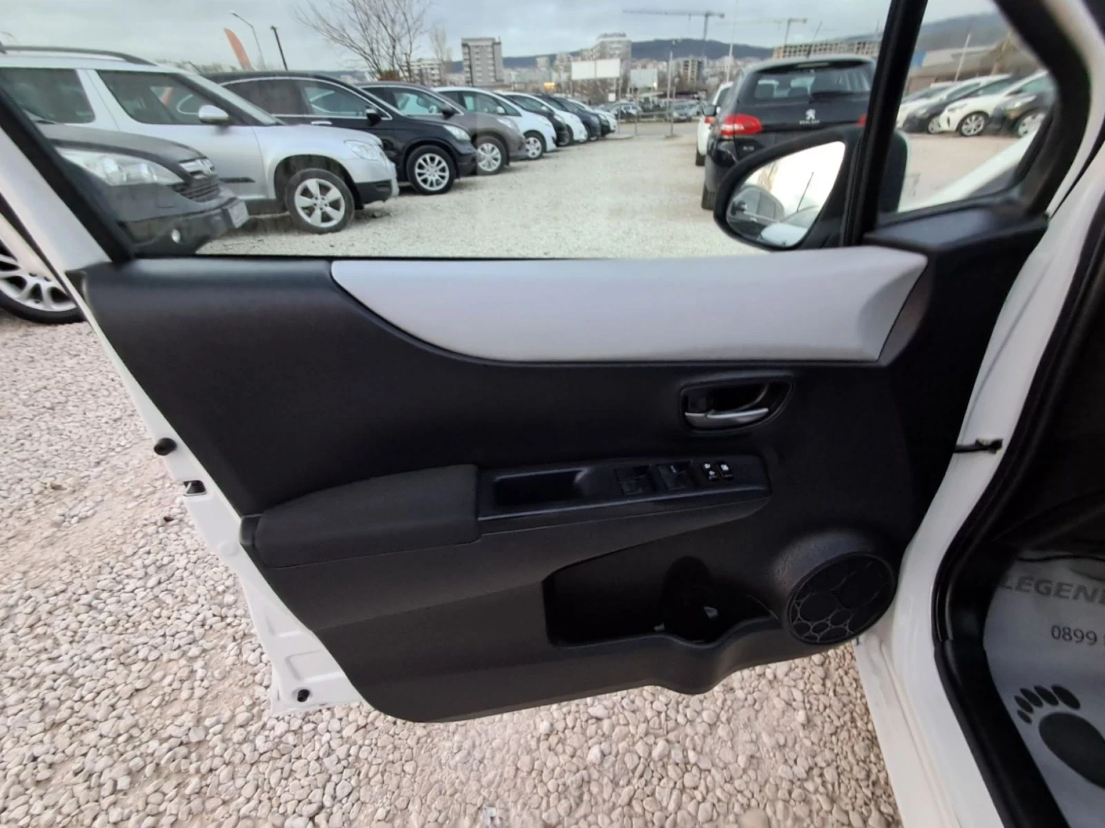 Toyota Yaris 1.5 HYBRID, снимка 9 - Автомобили и джипове - 53995272