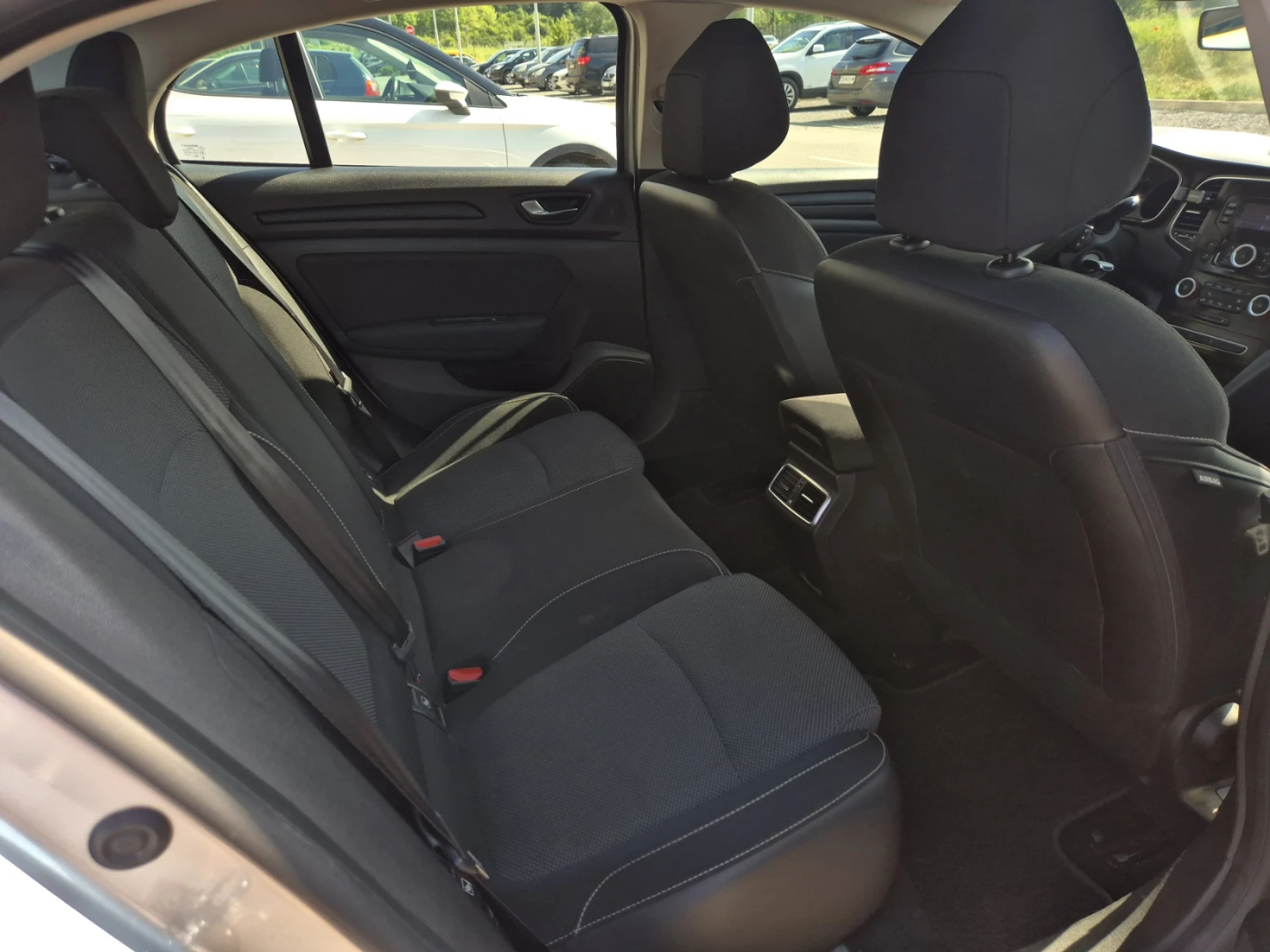 Renault Megane 1.5 tdi Sedan MT, снимка 10 - Автомобили и джипове - 54765969
