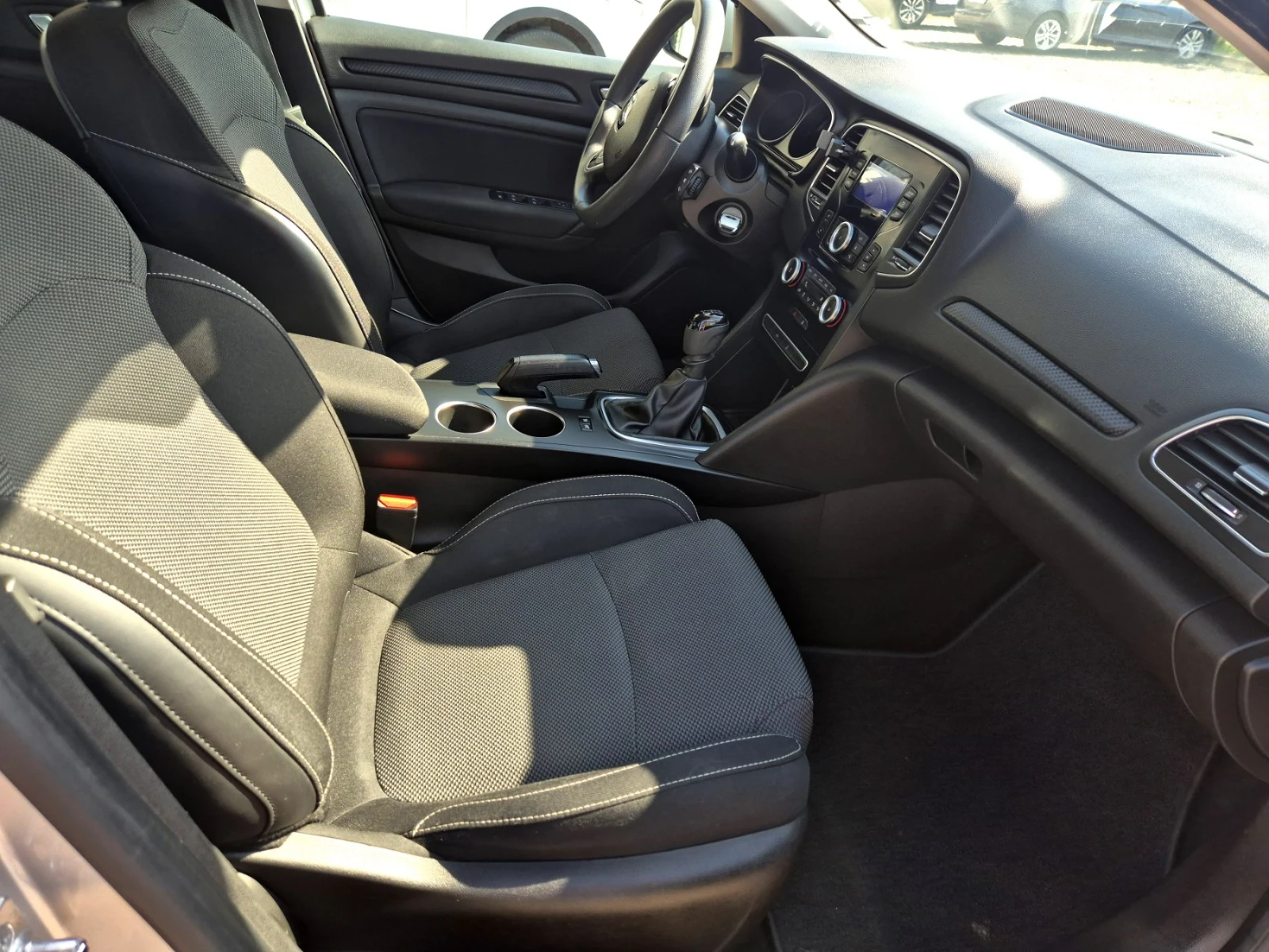 Renault Megane 1.5 tdi Sedan MT, снимка 7 - Автомобили и джипове - 54765969