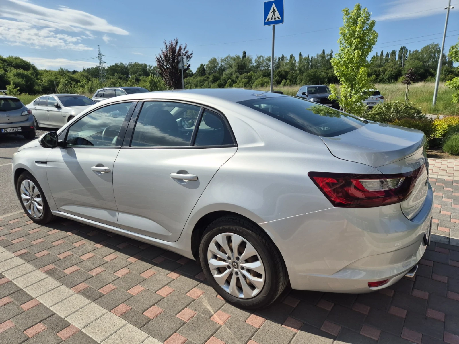 Renault Megane 1.5 tdi Sedan MT, снимка 5 - Автомобили и джипове - 54765969