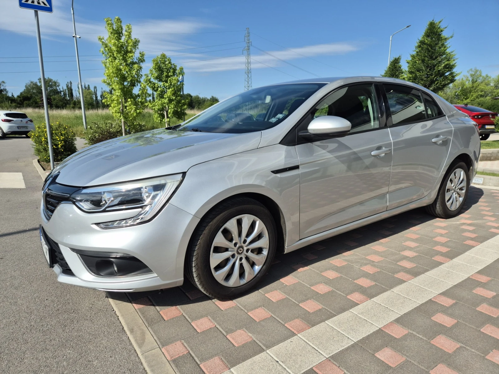 Renault Megane 1.5 tdi Sedan MT, снимка 2 - Автомобили и джипове - 54765969