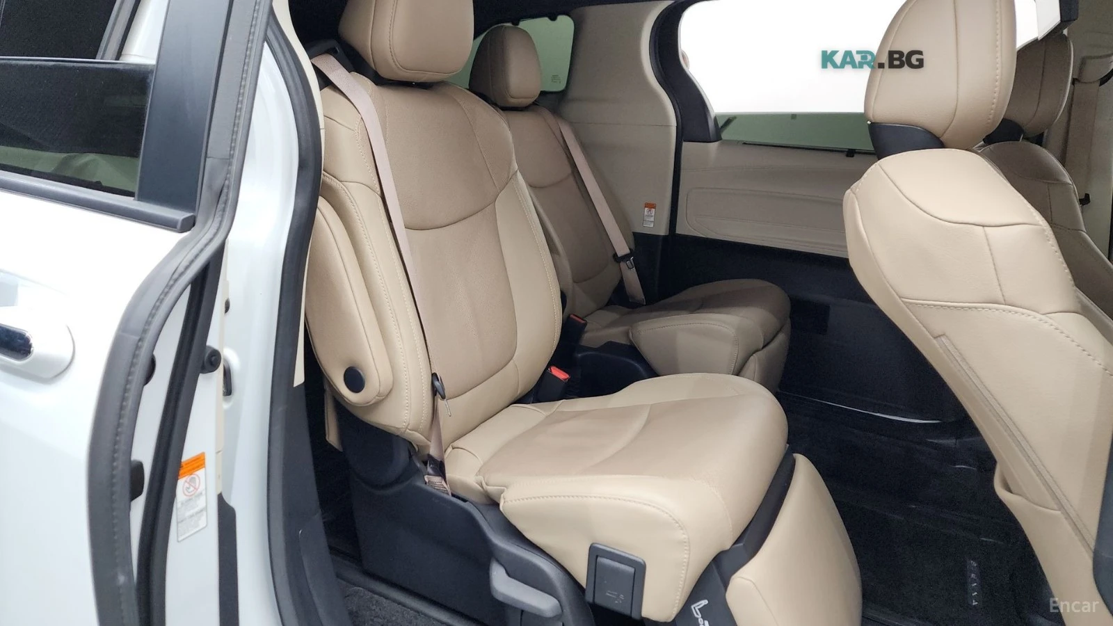 Toyota Sienna 2.5 HYBRID/HUD/360/ПОДГРЕВ/ОБДУХВАНЕ/TV, снимка 15 - Автомобили и джипове - 54902425