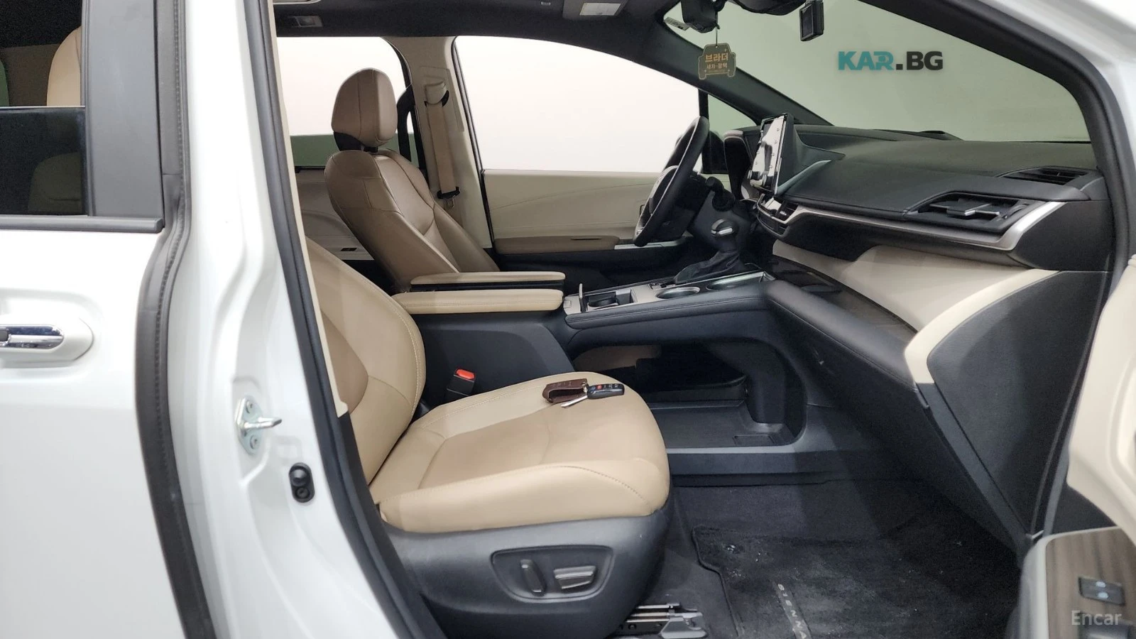 Toyota Sienna 2.5 HYBRID/HUD/360/ПОДГРЕВ/ОБДУХВАНЕ/TV, снимка 14 - Автомобили и джипове - 54902425