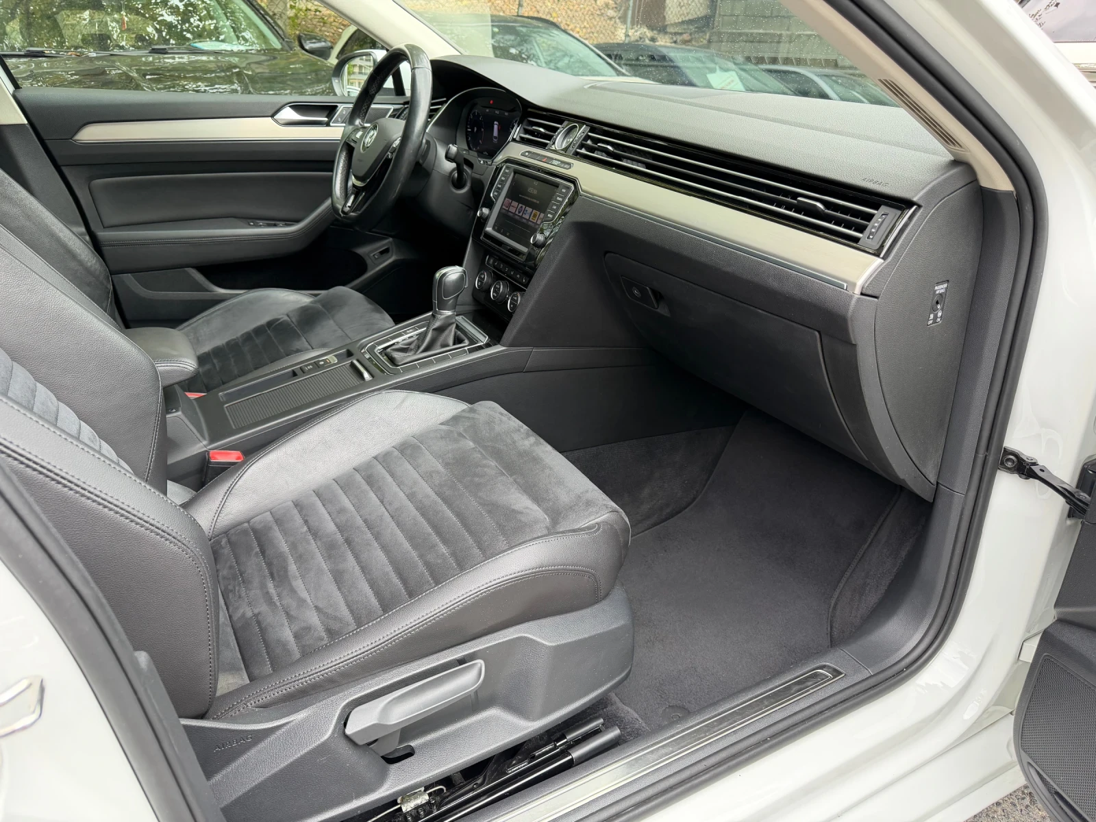 VW Passat 2.0TDI* DSG* Highline, снимка 13 - Автомобили и джипове - 56314916