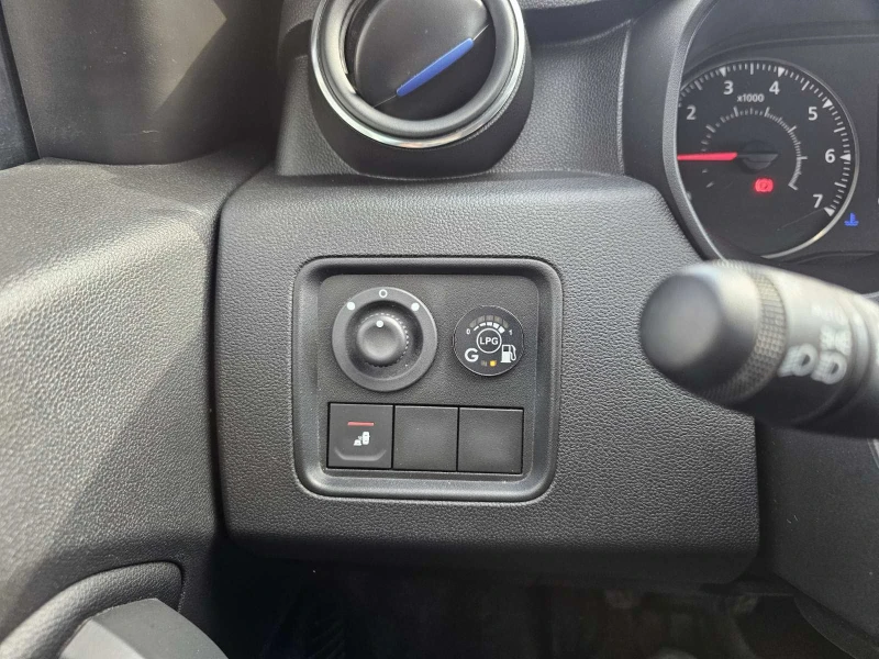 Dacia Duster 1.0 TCe 90 Stop&Start LPG, снимка 11 - Автомобили и джипове - 51190008