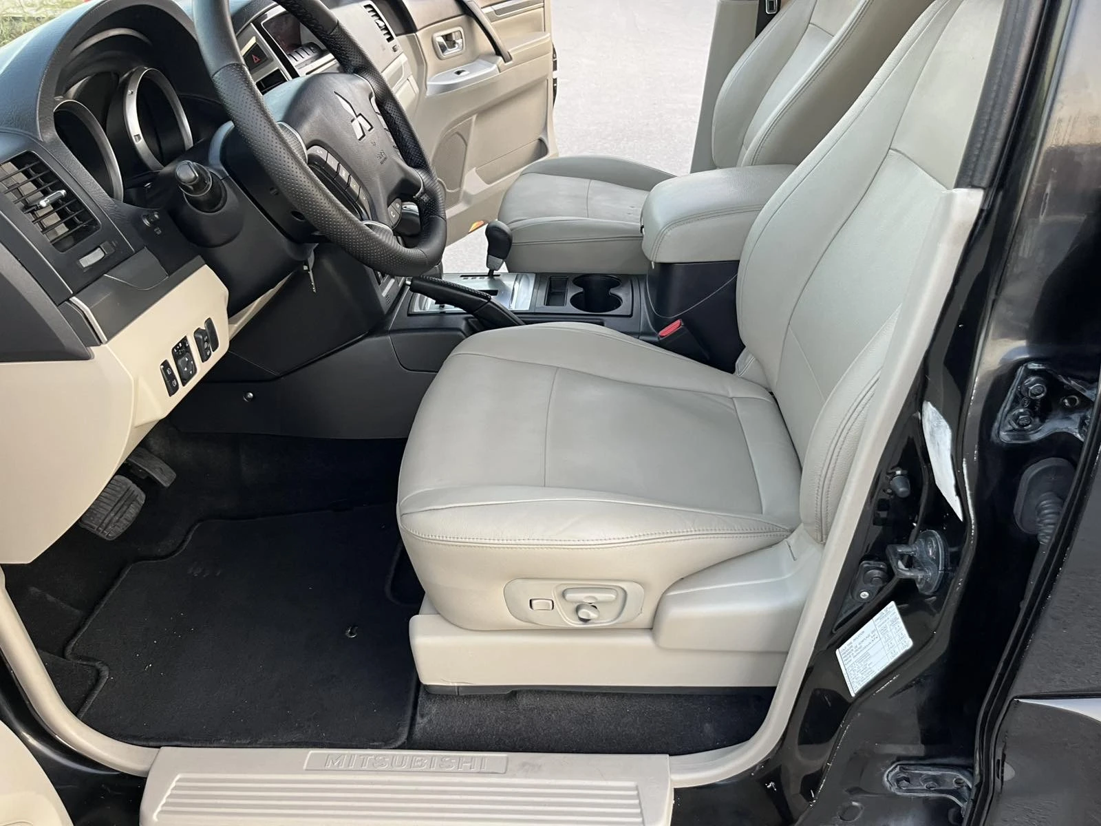 Mitsubishi Pajero 3.2 DI-D COMMON RAIL 200кс 7 МЕСТА БАВНИ БЛОКАЖ - изображение 8