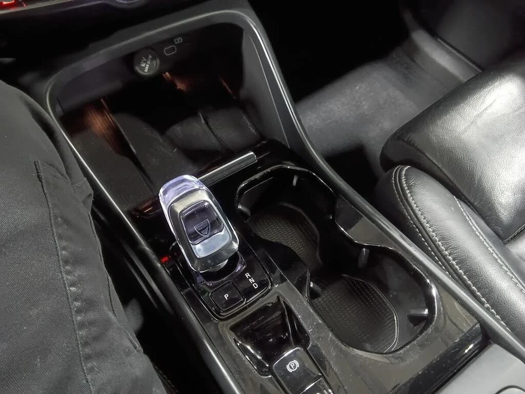 Volvo XC40 B5 Ultimate Dark Theme AWD, снимка 10 - Автомобили и джипове - 55659021