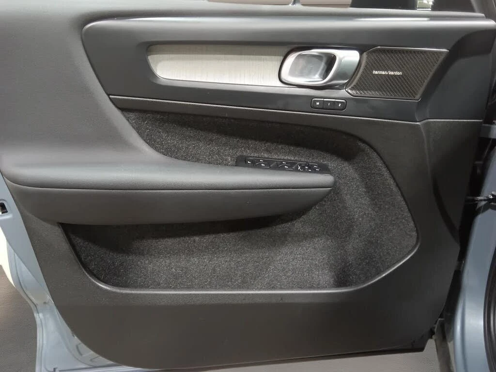 Volvo XC40 B5 Ultimate Dark Theme AWD, снимка 12 - Автомобили и джипове - 55659021