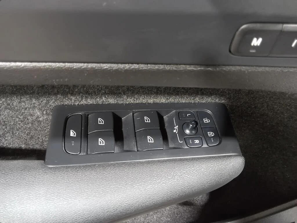 Volvo XC40 B5 Ultimate Dark Theme AWD, снимка 11 - Автомобили и джипове - 55659021