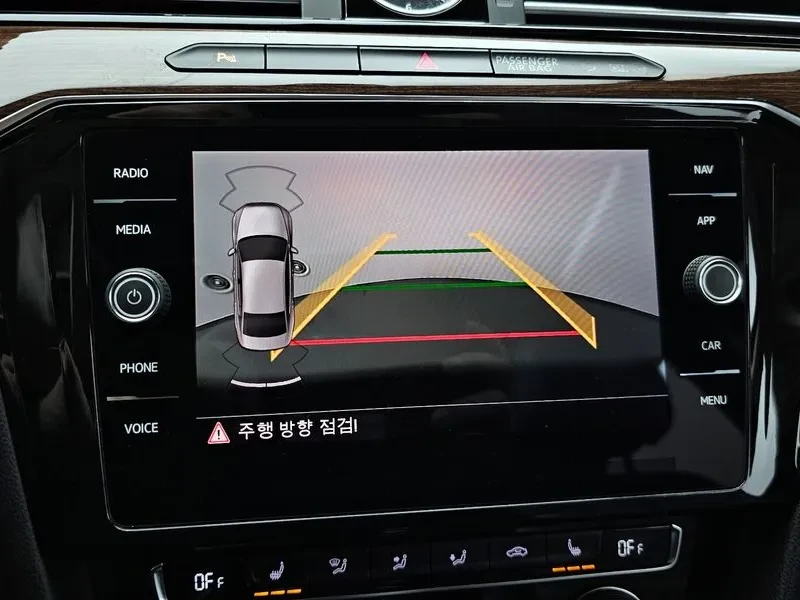 VW Passat 2.0 TDI, снимка 14 - Автомобили и джипове - 54299830