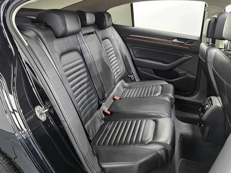 VW Passat 2.0 TDI, снимка 12 - Автомобили и джипове - 54299830