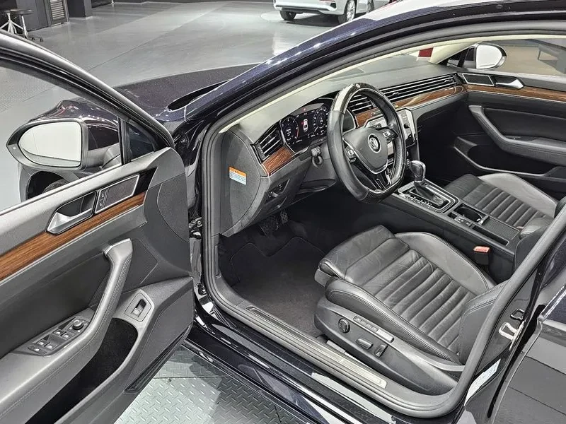 VW Passat 2.0 TDI, снимка 11 - Автомобили и джипове - 54299830