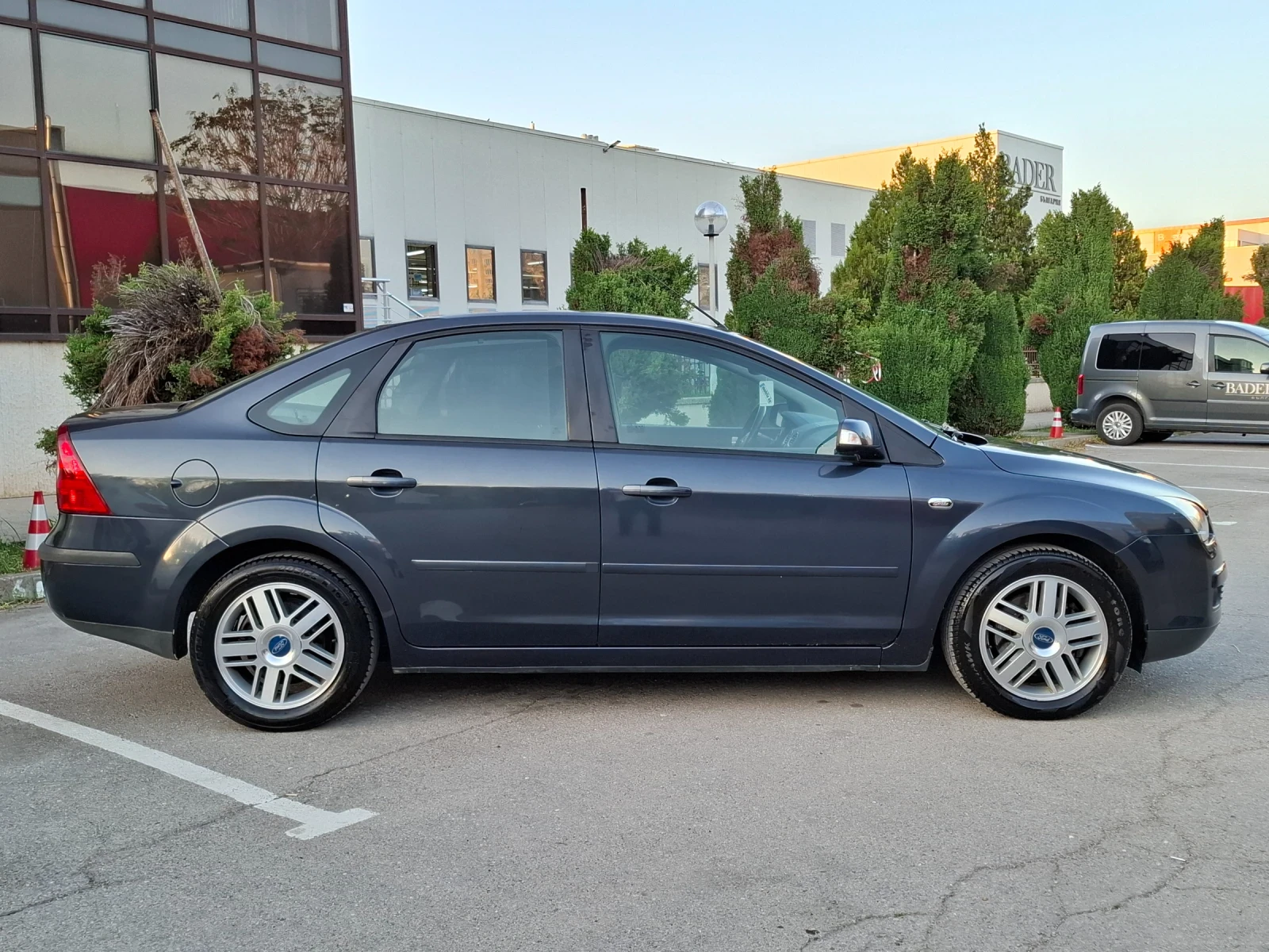 Ford Focus 2.0i 16v * КЛИМАТРОНИК * АВТОМАТИК * ЛИЗИНГ *  - изображение 5