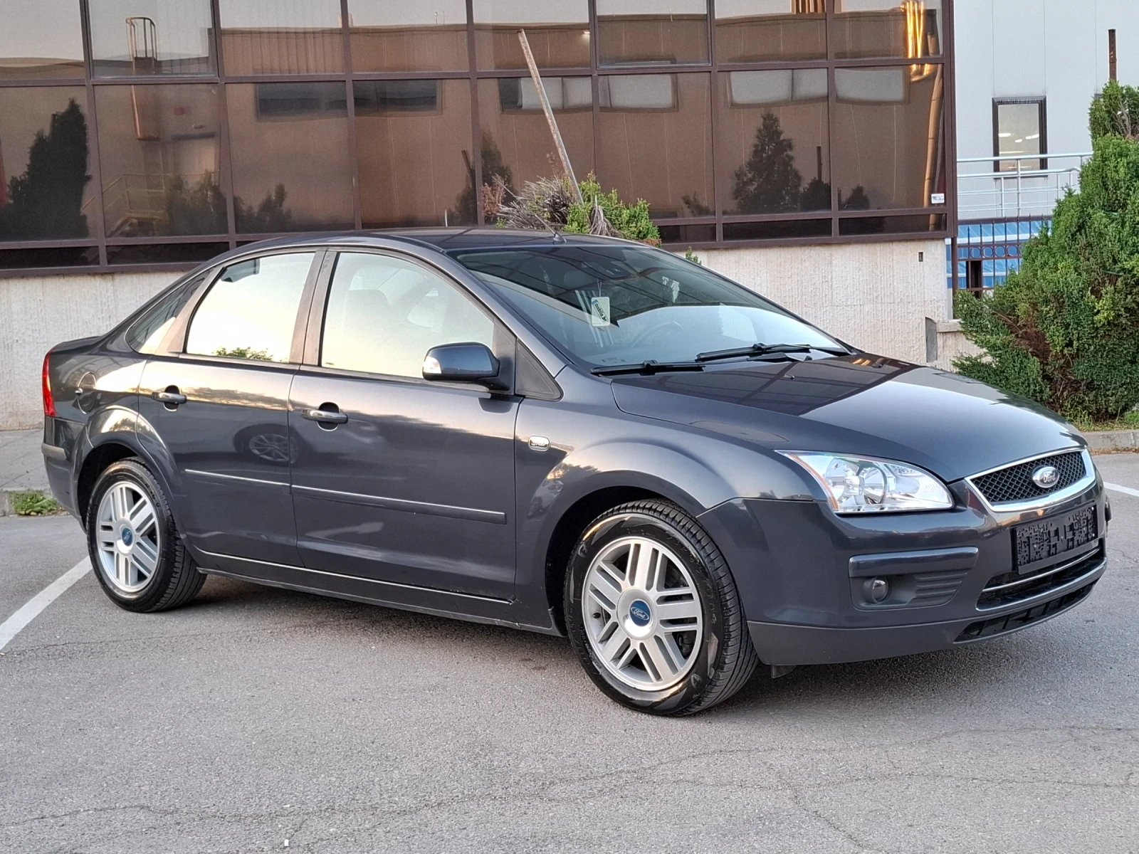 Ford Focus 2.0i 16v * КЛИМАТРОНИК * АВТОМАТИК * ЛИЗИНГ *  - изображение 3