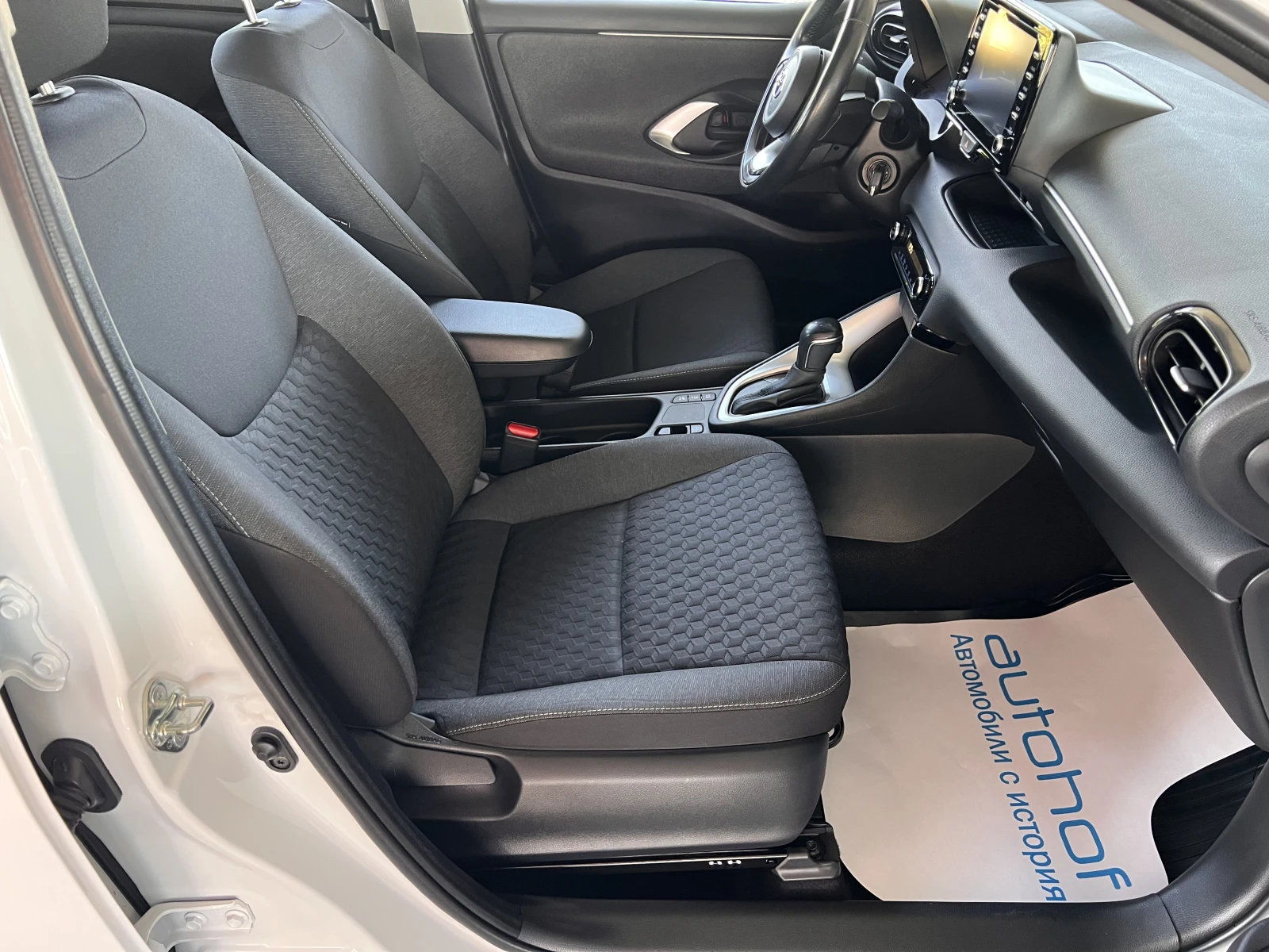 Toyota Yaris FANCY/HYBRID/1.5vvt-i/115K.C./Е-CVT AT/ГАРАНЦИЯ - изображение 9