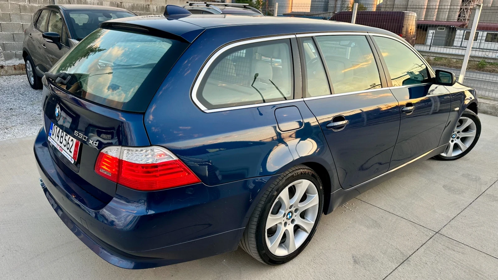 BMW 530 Facelift! Xdrive! Автомат!Нави!Кожа! Нови вериги! , снимка 4 - Автомобили и джипове - 55675570