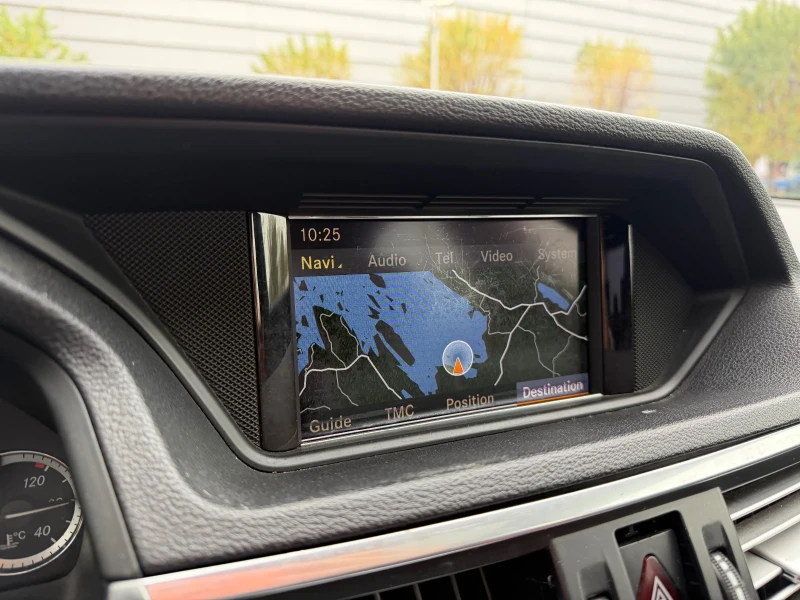 Mercedes-Benz E 220 Алкантара* Кожа* Подгрев, снимка 11 - Автомобили и джипове - 50743649